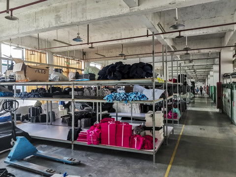 艾森絲服飾 匠心織就時(shí)尚，品質(zhì)鑄就品牌——探訪(fǎng)現(xiàn)代化服裝廠(chǎng)車(chē)間